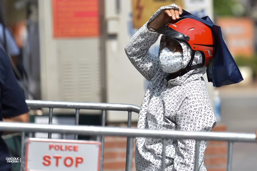 Bất chấp thời tiết buổi trưa nắng nóng, nhiều người vẫn đợi hàng giờ đồng hồ để đến lượt mình.