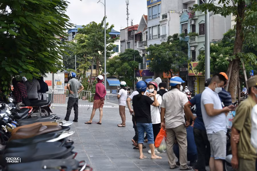Khoảng hơn 12h trưa tại đường Thuỵ Khuê, nhiều người dân đã xếp hàng đứng đợi.