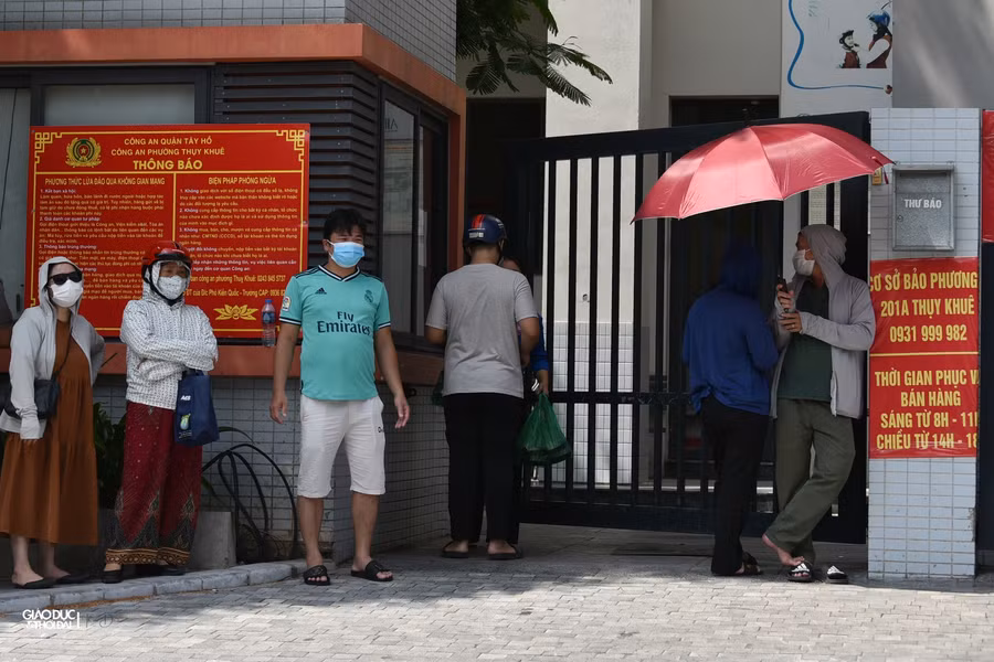 Nhiều người cho biết, buổi sáng do đông không mua được bánh, nên tranh thủ buổi trưa để ra đây xếp hàng đợi mua bánh.