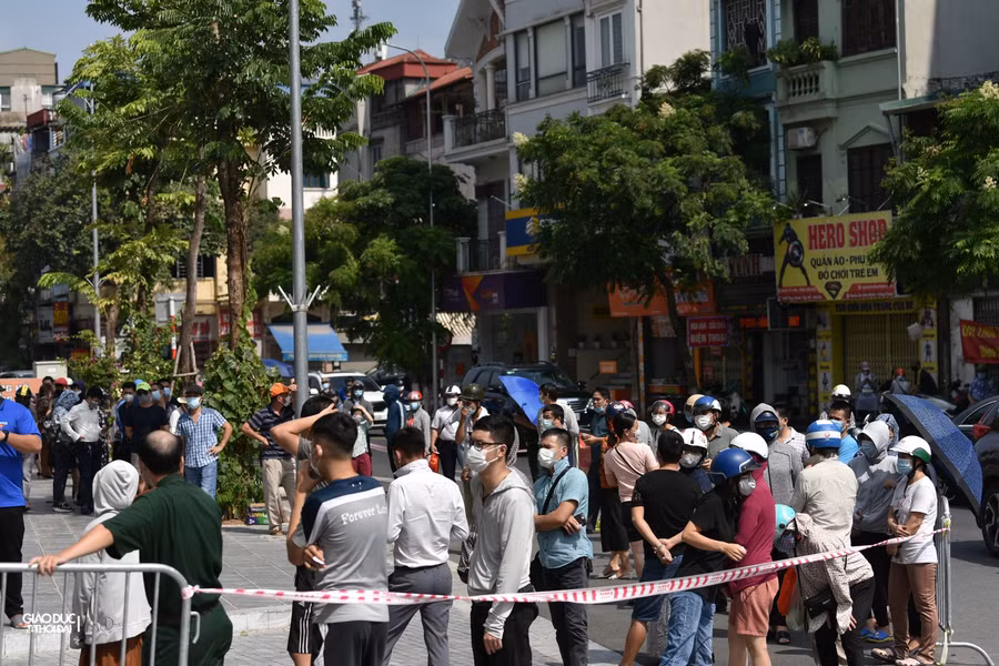 Càng đến gần giờ mở cửa, lượng người đồn về điểm bán hàng bánh Trung thu lại càng đông.