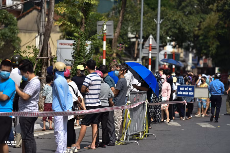 Bất chấp trưa nắng, nhiều người dân vẫn xếp hàng đợi mua bánh Trung thu ảnh 7