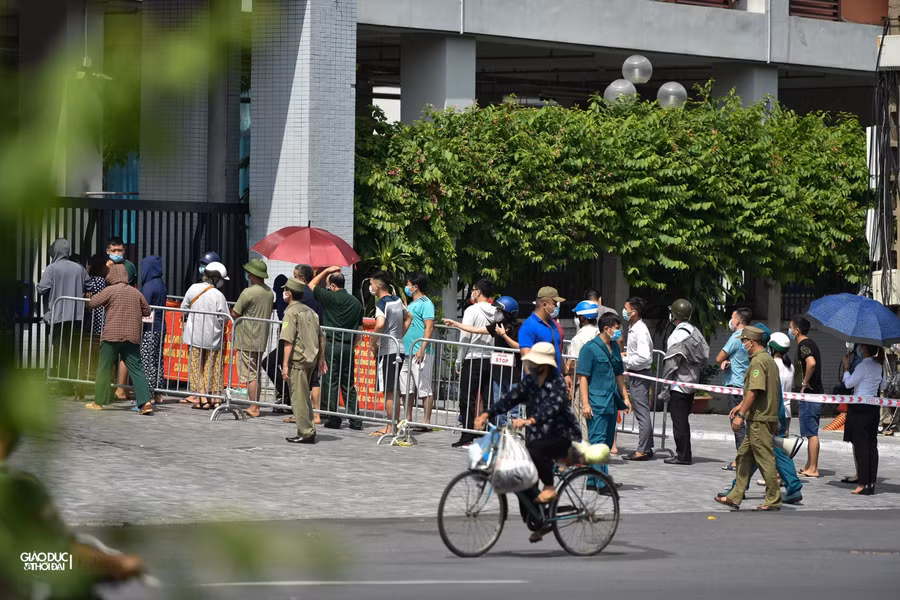 Thời gian mở cửa bán hàng buổi chiều từ 14h, nhưng trước đó lực lượng chức năng đã yêu cầu người dân đứng xếp hàng tránh tụ tập.