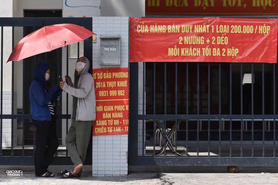 Bất kể giờ trưa, khi điểm bán bánh Trung thu lưu động còn chưa mở cửa, người dân đã đứng đợi tại cổng để có thể mua được bánh sớm nhất.