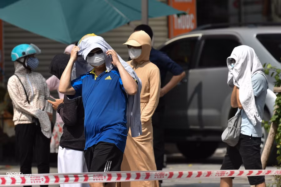 Bất cứ vật dụng gì cũng có thể được tận dụng làm vật che nắng.