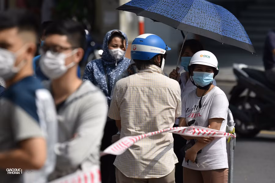 Bất chấp trưa nắng, nhiều người dân vẫn xếp hàng đợi mua bánh Trung thu ảnh 10