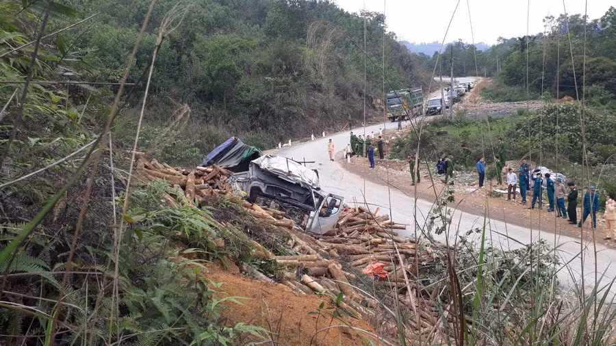 Vào khoảng hơn 21h, ngày 22/3, tại Km 13 + 570, trên dốc Bả Vai, tỉnh lộ 530, thuộc địa phận bản Hắc, xã Trí Nang, (Lang Chánh, Thanh Hóa) xảy ra vụ tai nạn giao thông khiến 7 người thiệt mạng.