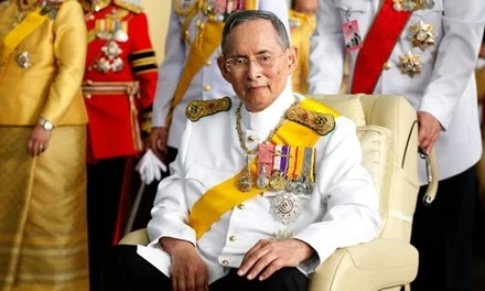 
Quốc vươngBhumibol Adulyadej. Ảnh:Bhumibol Adulyadej. 