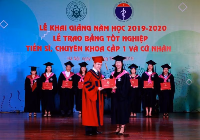 Trao bằng tốt nghiệp cho các tân cử nhân, thạc sĩ Trao bằng tốt nghiệp cho các tân cử nhân, thạc sĩ