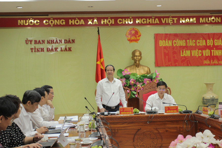 Bộ trưởng Nguyễn Kim Sơn đánh giá cao sự quan tâm của lãnh đạo tỉnh đến sự nghiệp giáo dục Đắk Lắk. Bộ trưởng Nguyễn Kim Sơn đánh giá cao sự quan tâm của lãnh đạo tỉnh đến sự nghiệp giáo dục Đắk Lắk.