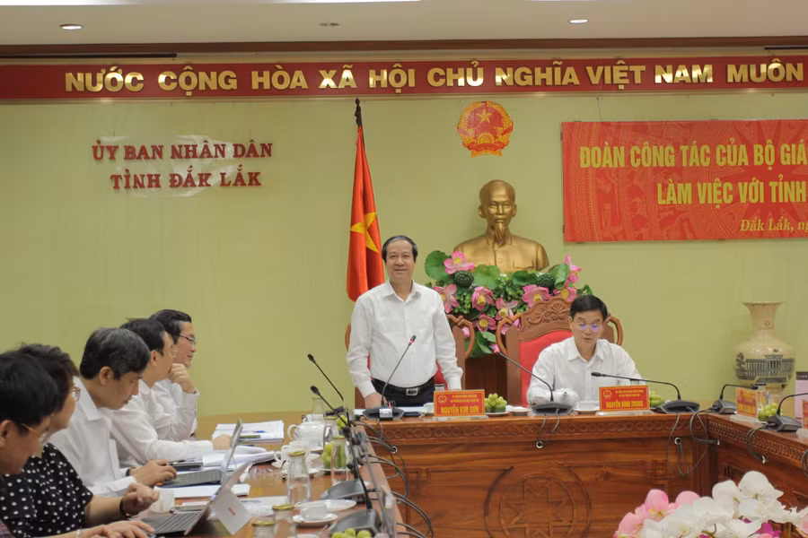 Bộ trưởng Nguyễn Kim Sơn đánh giá cao sự quan tâm của lãnh đạo tỉnh đến sự nghiệp giáo dục Đắk Lắk.