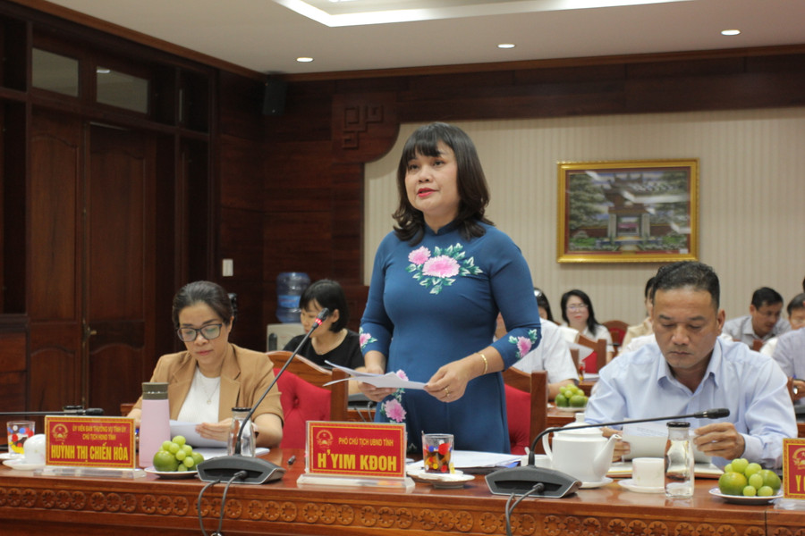 Phó Chủ tịch UBND tỉnh Đắk Lắk - bà H`Yim Kđoh báo cáo tình hình giáo dục với đoàn công tác của Bộ GD&ĐT. Phó Chủ tịch UBND tỉnh Đắk Lắk - bà H`Yim Kđoh báo cáo tình hình giáo dục với đoàn công tác của Bộ GD&ĐT.