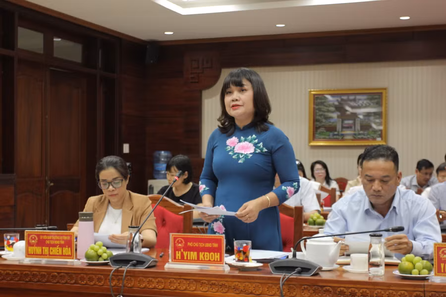 Phó Chủ tịch UBND tỉnh Đắk Lắk - bà H`Yim Kđoh báo cáo tình hình giáo dục với đoàn công tác của Bộ GD&amp;ĐT.