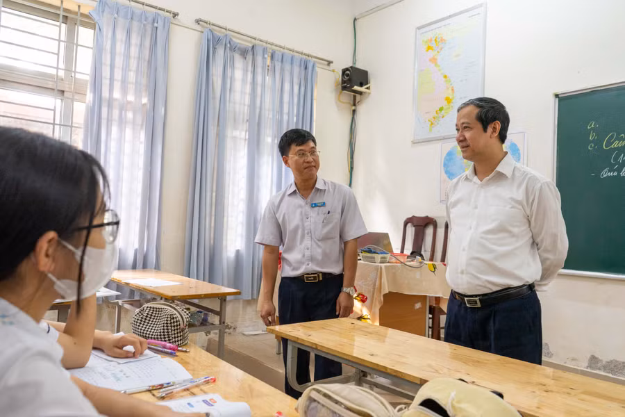 Bộ trưởng Bộ GD&amp;ĐT Nguyễn Kim Sơn thăm Trường THPT Thực hành Cao Nguyên (Đắk Lắk) ngày 23/3.