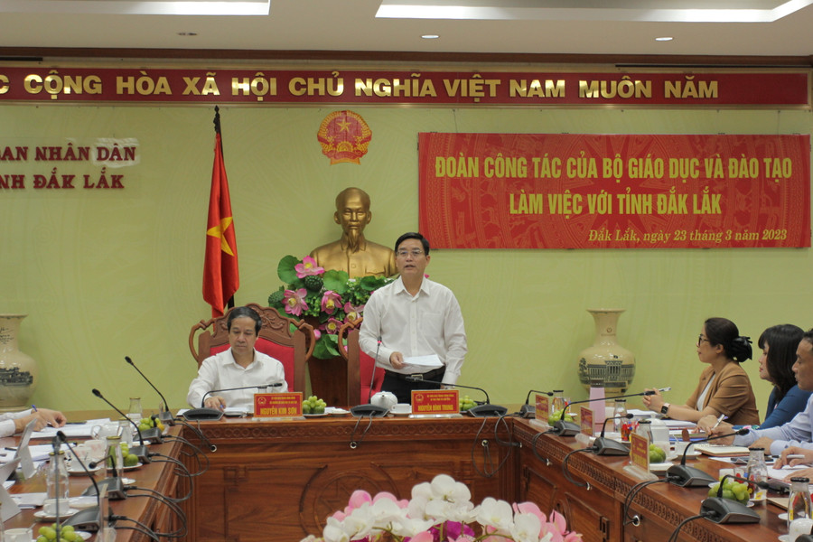Bí thư Tỉnh uỷ Đắk Lắk - ông Nguyễn Đình Trung gửi lời cảm ơn đến đoàn công tác của Bộ GD&ĐT. Bí thư Tỉnh uỷ Đắk Lắk - ông Nguyễn Đình Trung gửi lời cảm ơn đến đoàn công tác của Bộ GD&ĐT.