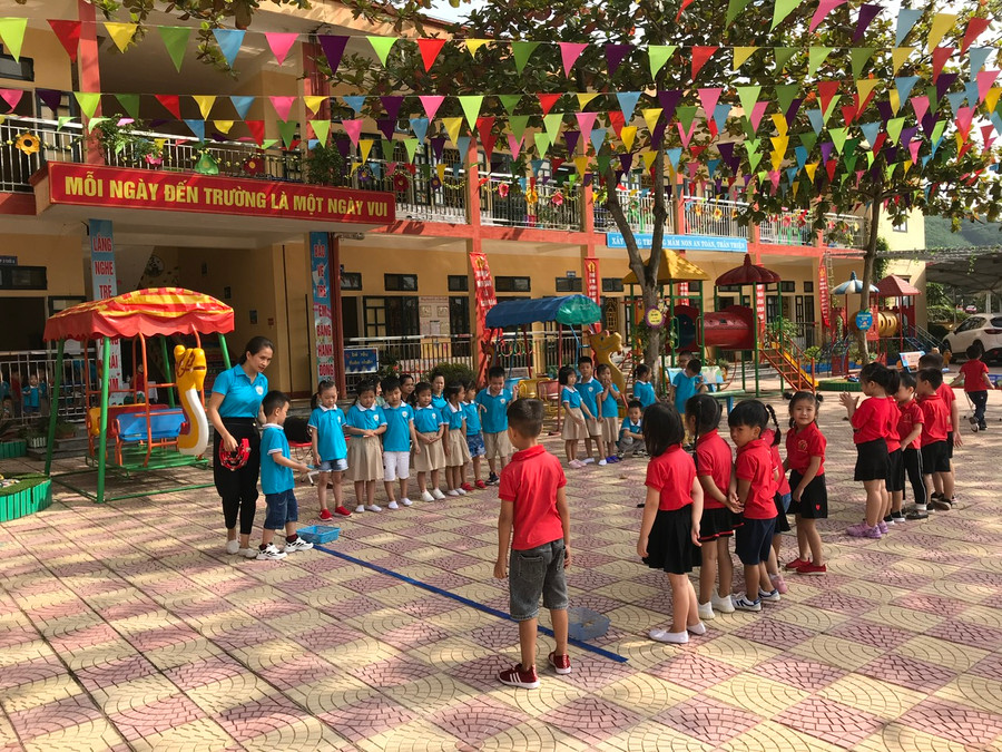 Môi trường giáo dục cùng với chất lượng đội ngũ tác động quan trọng đến nuôi dạy trẻ.