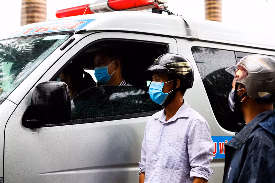 Không thể đồng hành cùng con tại điểm thi, một vị phụ huynh của nữ thí sinh thuộc diện F2 hướng ánh mắt dõi theo hình bóng con gái lên xe chuyên dụng di chuyển đến điểm thi Trung tâm GDNN-GDTX huyện Quỳnh Phụ. Hình ảnh ghi lại lúc 5h50" sáng ngày 8/7 tại điểm đón Trạm Y tế xã Quỳnh Hưng.