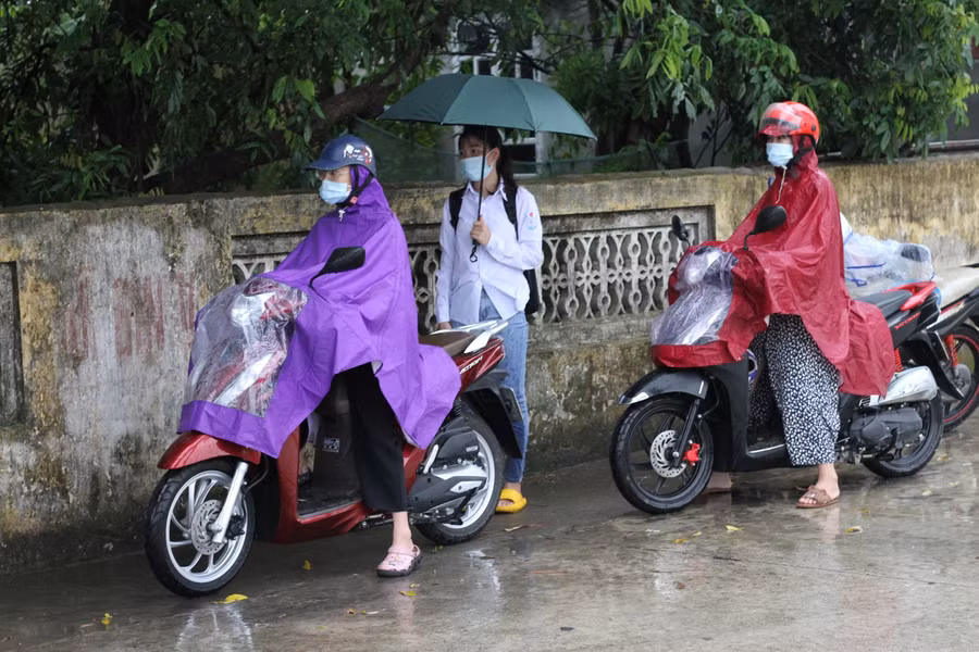 Mặc dù thời tiết có mưa to nhưng người thân vẫn nán lại chờ các thí sinh lên xe.