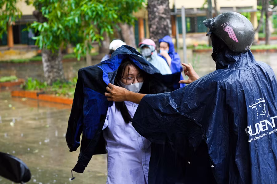 Cũng tại điểm thi trường THPT Phụ Dực, trong cơn mưa lớn một vị phụ huynh xin lực lượng an ninh để được di chuyển vào trong khu vực điểm thi đón con gái vừa hoàn thành buổi thi sáng ngày 8/7.