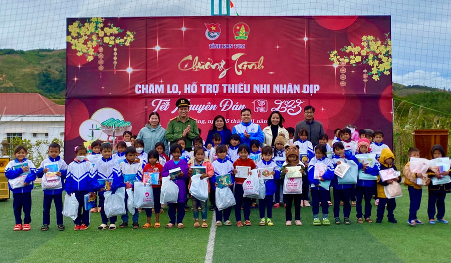 150 suất bánh kẹo, 350 áo ấm và 1.500 cuốn vở được trao cho học sinh khó khăn. 150 suất bánh kẹo, 350 áo ấm và 1.500 cuốn vở được trao cho học sinh khó khăn.