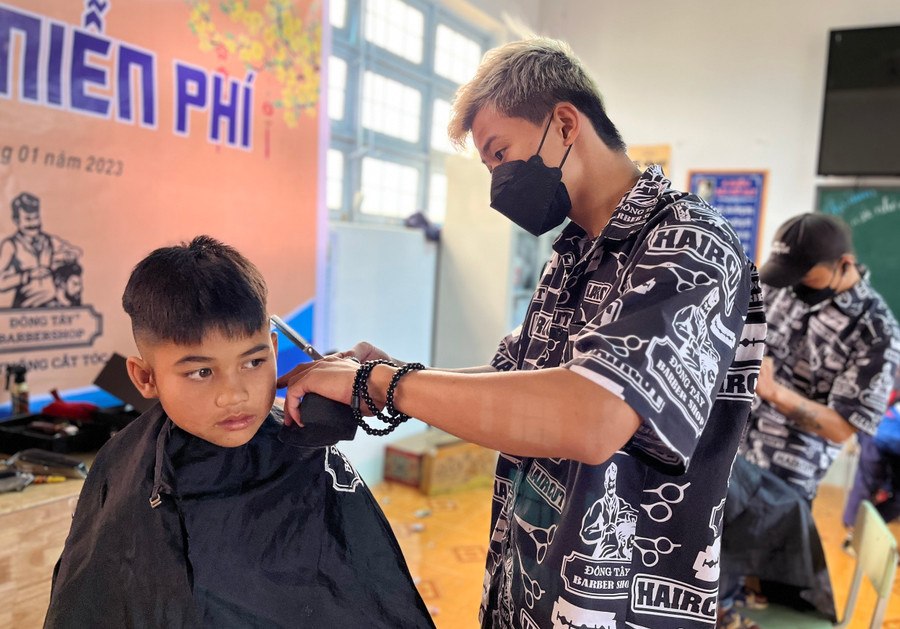 Học sinh được cắt tóc miễn phí. Học sinh được cắt tóc miễn phí.