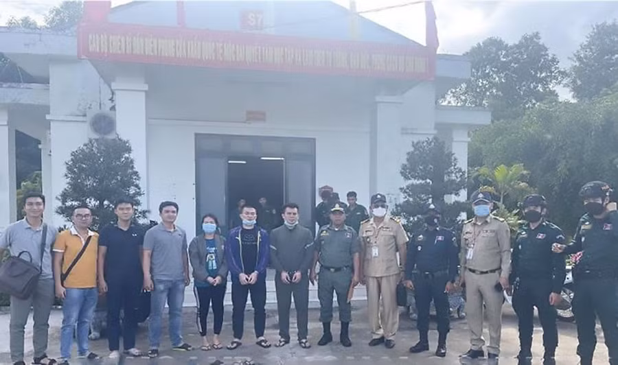 Công an Đồng Nai phối hợp Cục Cảnh sát hình sự và Cảnh sát Hoàng gia Campuchia tiếp nhận các đối tượng trong đường dây mua bán người.
