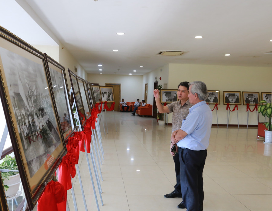 Cán bộ, người dân tìm hiểu những hình ảnh, tư liệu trưng bày tại Hội thảo.