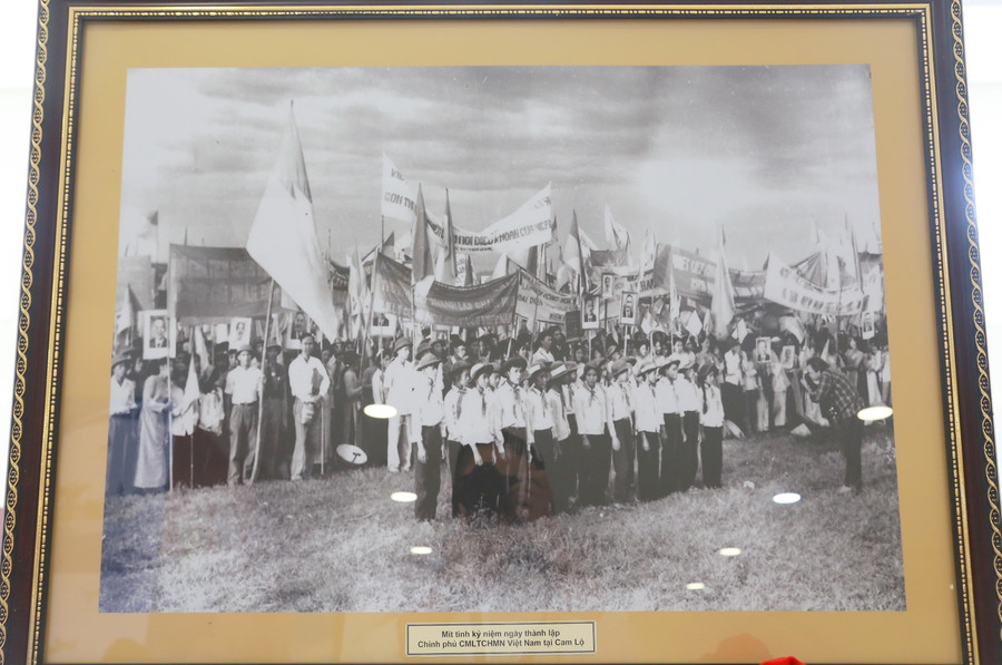 Mít tinh kỷ niệm ngày thành lập Chính phủ CMLTCHMN Việt Nam. (Ảnh trưng bày tại hội thảo, PV chụp lại).