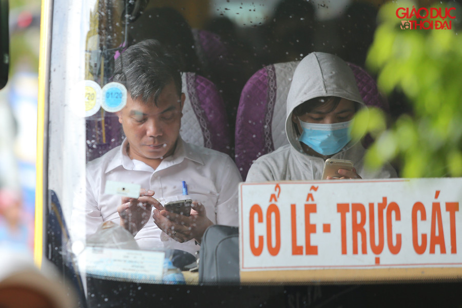 Nhiều hành khách nhanh chân đã lên xe đợi giờ xuất bến.