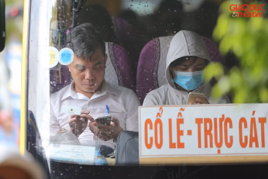 Nhiều hành khách nhanh chân đã lên xe đợi giờ xuất bến.