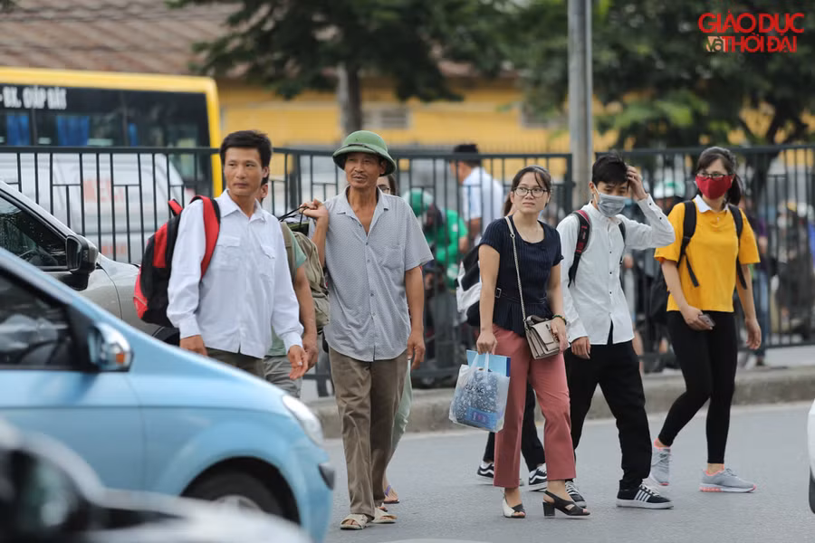 Ngay từ đầu giờ chiều, nhiều người đã ra bến xe để trở về quê.