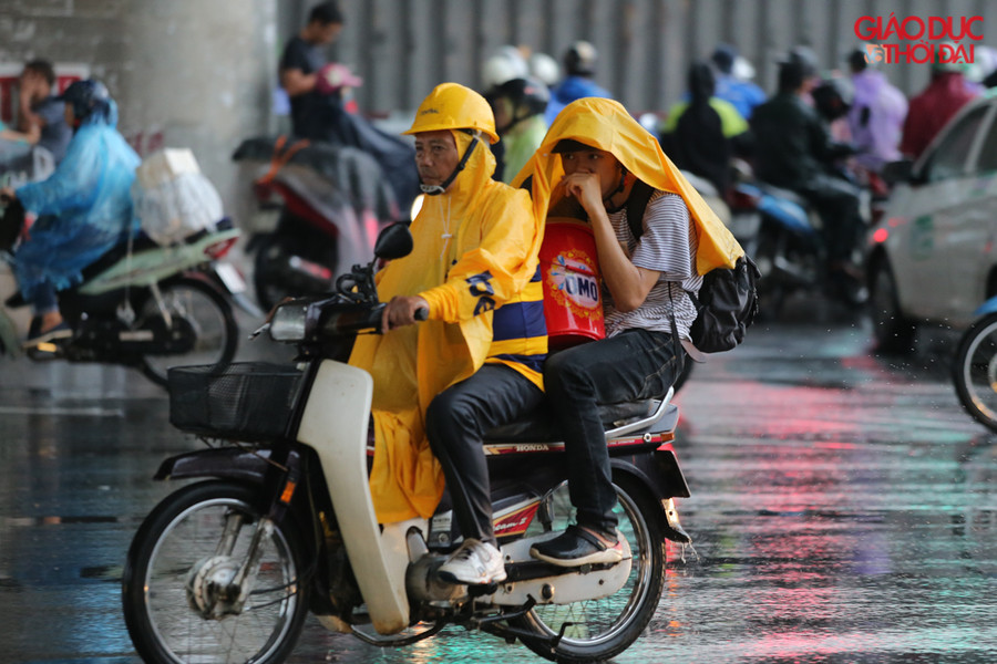 ...bất chấp trời mưa dông.