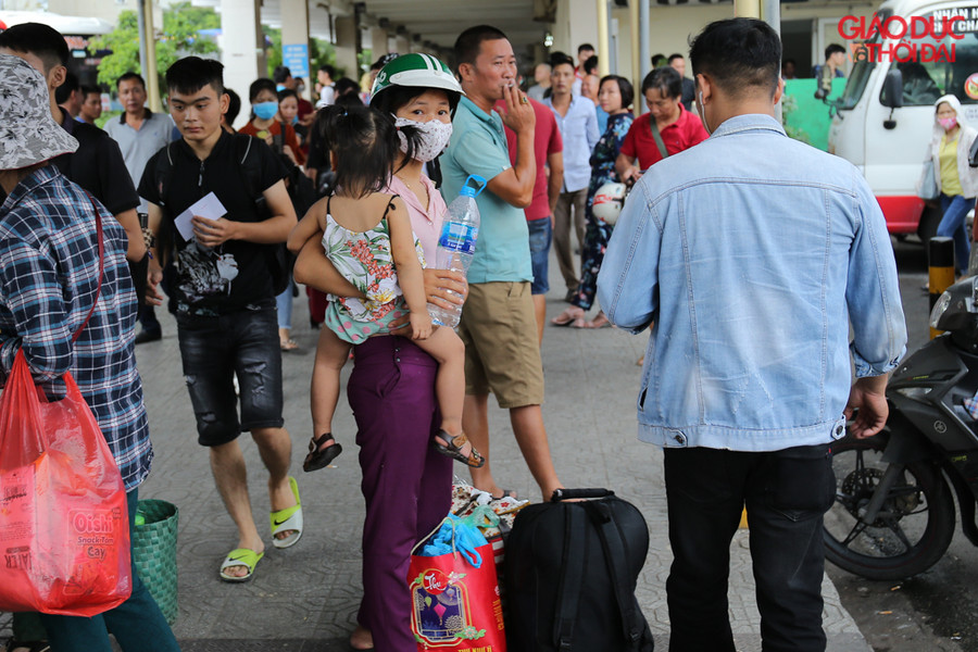 Các gia đình đưa cả con nhỏ về nhà, mang theo bên mình rất nhiều đồ đạc lỉnh kỉnh.