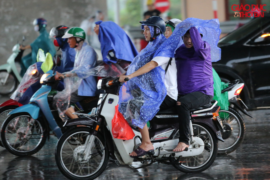 Nhiều người chọn cho mình xe máy là phương tiện để di chuyển...