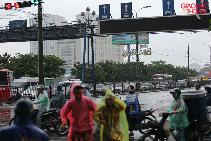 Trời mưa cũng khiến hàng dài xe lưu thông trên đường bị ùn ứ.