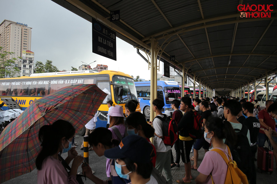 Bến xe Giáp Bát rất đông người trong chiều nay.