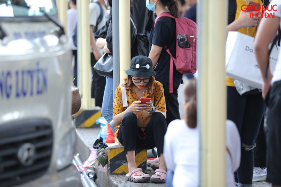 Nhiều người phải đợi khá lâu để lên xe.