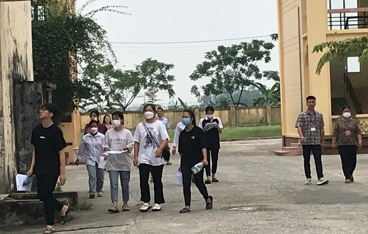 Những thí sinh đầu tiên rời phòng thi môn tiếng Anh tại điểm thi Trường THPT C Phủ Lý Những thí sinh đầu tiên rời phòng thi môn tiếng Anh tại điểm thi Trường THPT C Phủ Lý