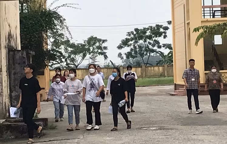 Những thí sinh đầu tiên rời phòng thi môn tiếng Anh tại điểm thi Trường THPT C Phủ Lý