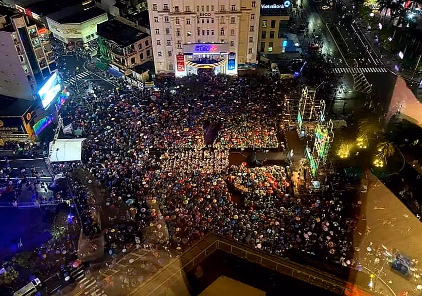 Hàng ngàn người dân tập trung ở trung tâm TP Huế đón chào năm mới 2021.