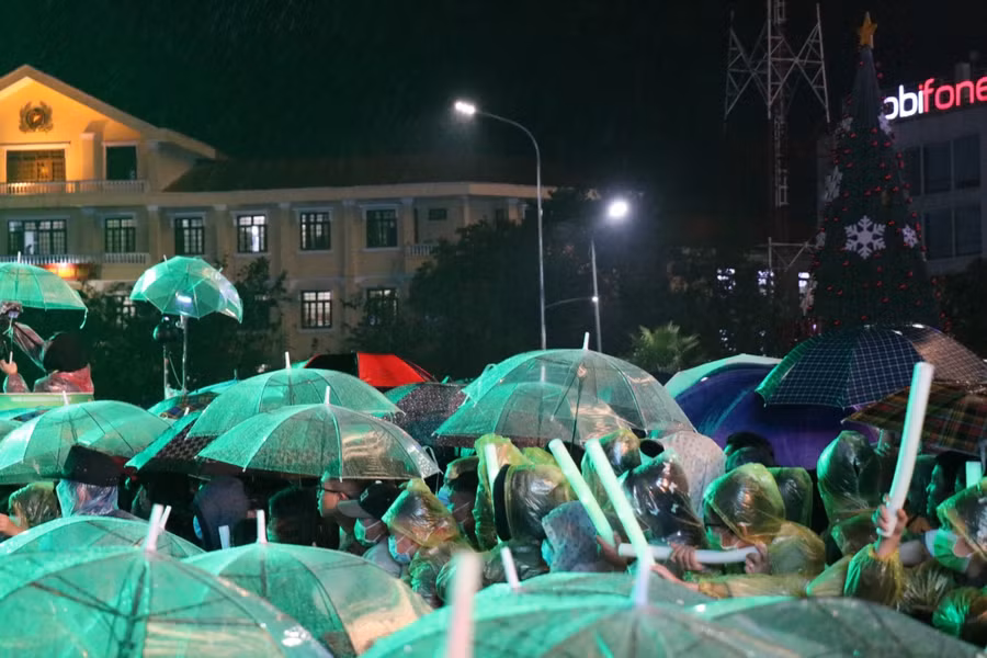 Dù thời tiết mưa rét nhưng hàng ngàn bạn trẻ vẫn mặc áo mưa đến xem chương trình.