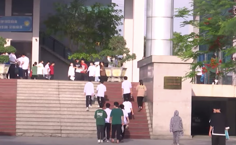 Thí sinh dự thi lớp 10 năm học 2023 - 2024 tại điểm thi Trường THPT chuyên Biên Hòa. Thí sinh dự thi lớp 10 năm học 2023 - 2024 tại điểm thi Trường THPT chuyên Biên Hòa.