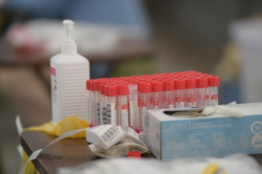 Chùm ảnh người dân tại chung cư HH Linh Đàm đội nắng đợi test Covid-19 ảnh 9