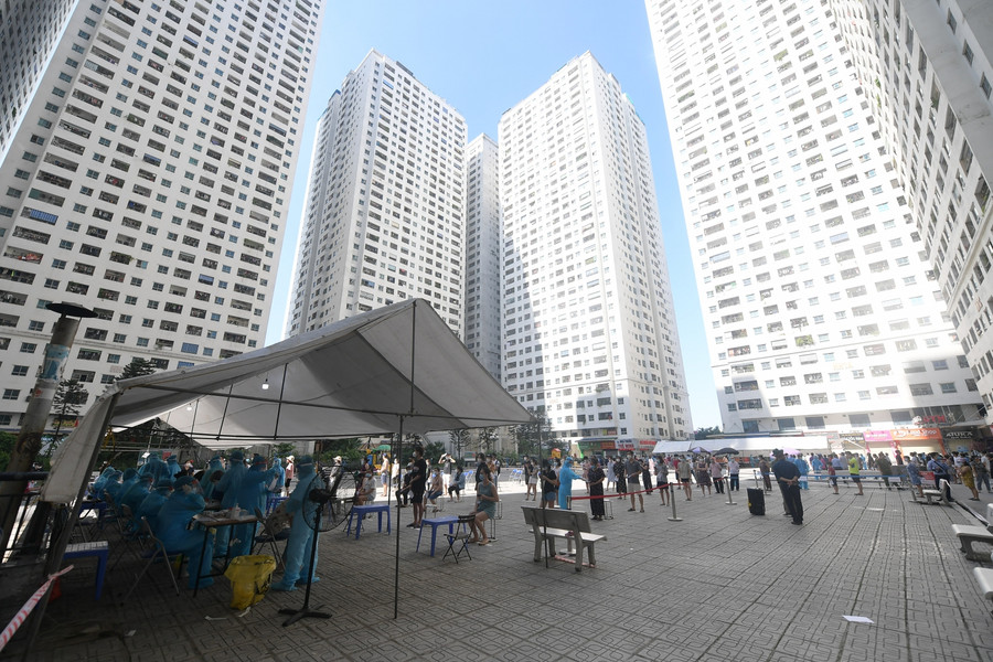 Hôm nay, lực lượng chức năng bắt đầu test Covid-19 cho gần 20.000 cư dân tại 12 toà trong khu chung cư HH Linh Đàm.