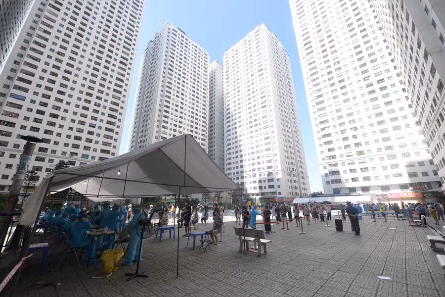 Hôm nay, lực lượng chức năng bắt đầu test Covid-19 cho gần 20.000 cư dân tại 12 toà trong khu chung cư HH Linh Đàm.