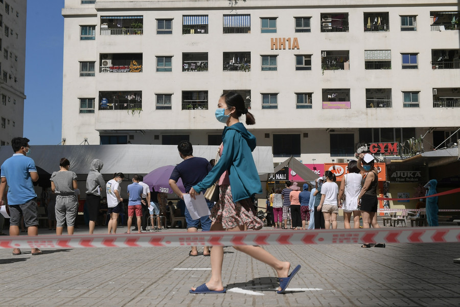 Trước đó, từ ngày 10 đến 15/8, thành phố đã hoàn thành lấy mẫu xét nghiệm sàng lọc diện rộng đợt 1 tại các khu vực có yếu tố nguy cơ ở 30 quận, huyện, thị xã. Kết quả, đã lấy được 313.010 mẫu, qua đó phát hiện 29 ca dương tính tại 5 quận, huyện: Đống Đa 23 ca, Thanh Trì 3 ca, các quận huyện Hoàng Mai, Hà Đông, Thanh Oai mỗi nơi một ca. Đến nay, 312.981 mẫu xét nghiệm âm tính.
