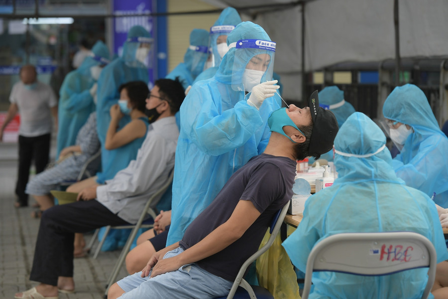 Việc lấy mẫu được tiến hành cả ngày lẫn đêm cho tới khi kết thúc. Tất cả trường hợp lấy mẫu xét nghiệm phải tuân thủ quy định phòng chống dịch, đảm bảo giãn khoảng cách.