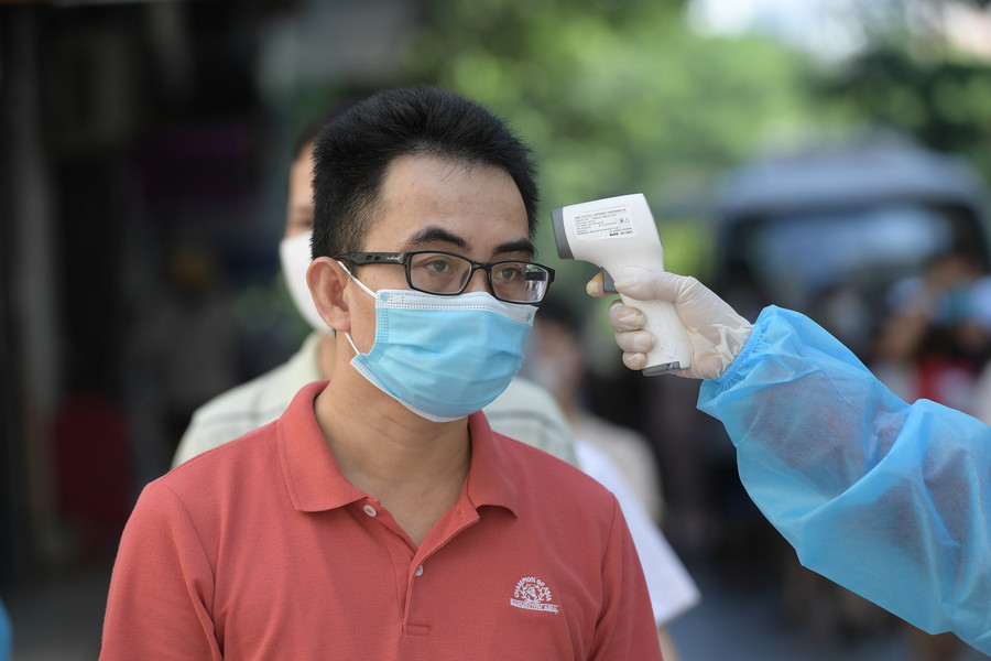 Tất cả người dân sẽ phải đo thân nhiệt trước khi vào xếp hàng đợi test Covid-19.