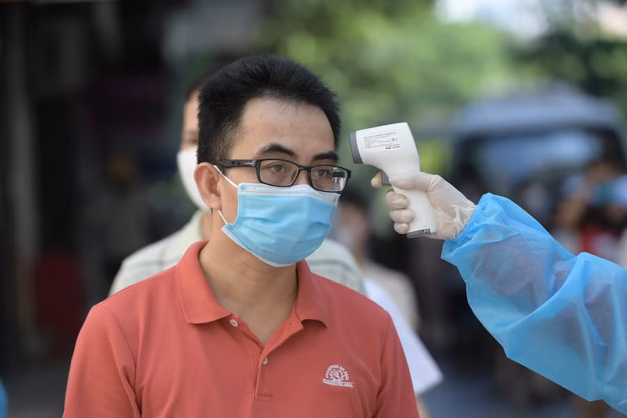 Tất cả người dân sẽ phải đo thân nhiệt trước khi vào xếp hàng đợi test Covid-19.