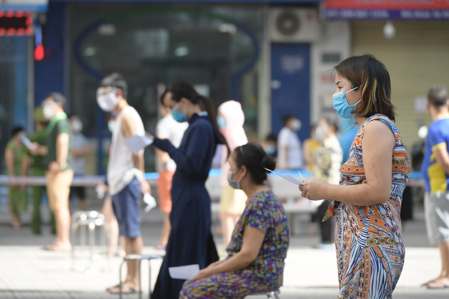 Chùm ảnh người dân tại chung cư HH Linh Đàm đội nắng đợi test Covid-19 ảnh 4