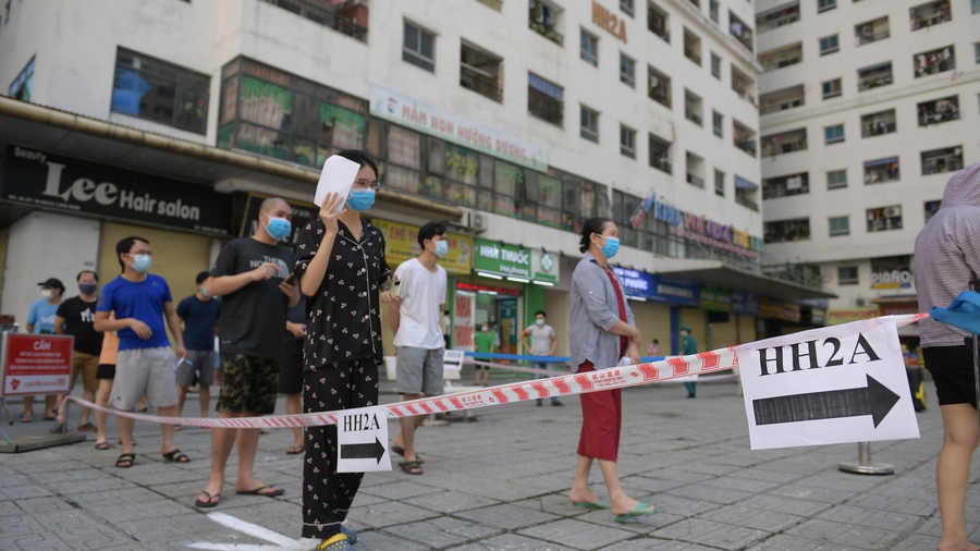 Từng toà nhà sẽ có biển chỉ dẫn riêng để đi vào trong khu vực test Covid-19 được lực lượng chức năng dựng ngay dưới sân của khu chung cư HH Linh Đàm.